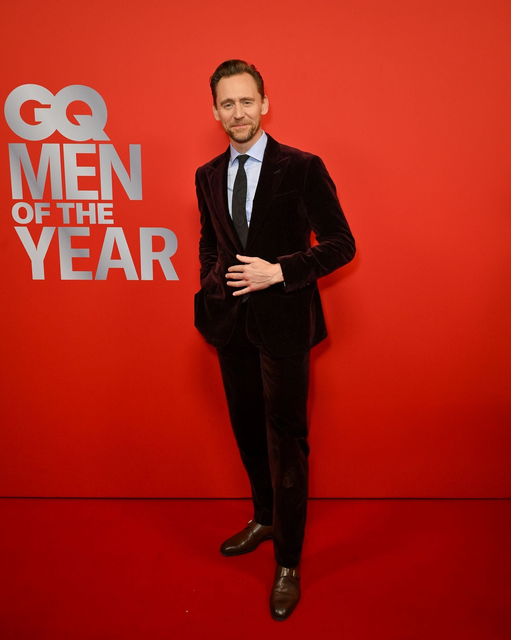Tom Hiddleston’s Deep Burgundy Velvet Suit Breakdown